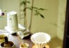 일상 속 작은 변화로 지키는 ‘정신건강’, 새로운 트렌드와 실천법 주목 Various tea ceremony utensils arranged on a wooden table.