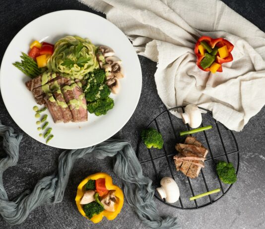 “나만의 균형 식단, 어렵지 않아요…최근 트렌드에서 배우는 똑똑한 실천법” a white plate topped with meat and veggies