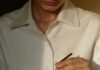 일상 속에서 꽃피는 웰니스 문화, 새로운 건강 트렌드와 실천법 person in white button up shirt holding clear drinking glass with green liquid