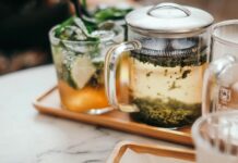 집에서 실천하는 대체요법, 현대인 건강관리의 새로운 트렌드 clear glass mug on tray