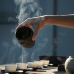 대체요법, 웰빙 트렌드 속 건강 관리의 새로운 선택지로 부상 person pouring hot water on white cup