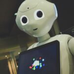 인공지능, 내 손안의 건강 조력자로 자리잡다 white robot toy holding black tablet