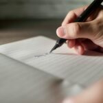 뇌건강 챙기는 일상 습관, 무심코 넘긴 행동들이 미래를 바꾼다 a person writing on a piece of paper with a pen